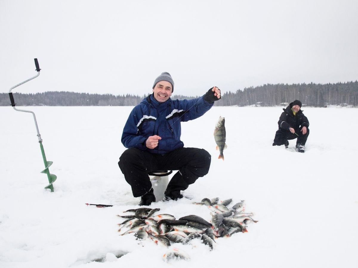 Assistência na perfuração de buracos no gelo e orientações para pesca no inverno 🧊
